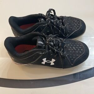 Boys UNDER ARMOUR baseball cleats size 13k. Gently used